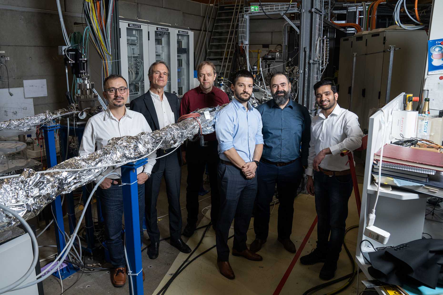 The PSI, ETHZ and EPFL researchers involved at the XIL-II beamline of the SLS. From left to right: Yasin Ekinci, Gabriel Aeppli, Matthias Muntwiler, Procopios Christou Constantinou, Dimitrios Kazazis, Prajith Karadan (Photo: Paul Scherrer Institute/Mahir Dzambegovic)